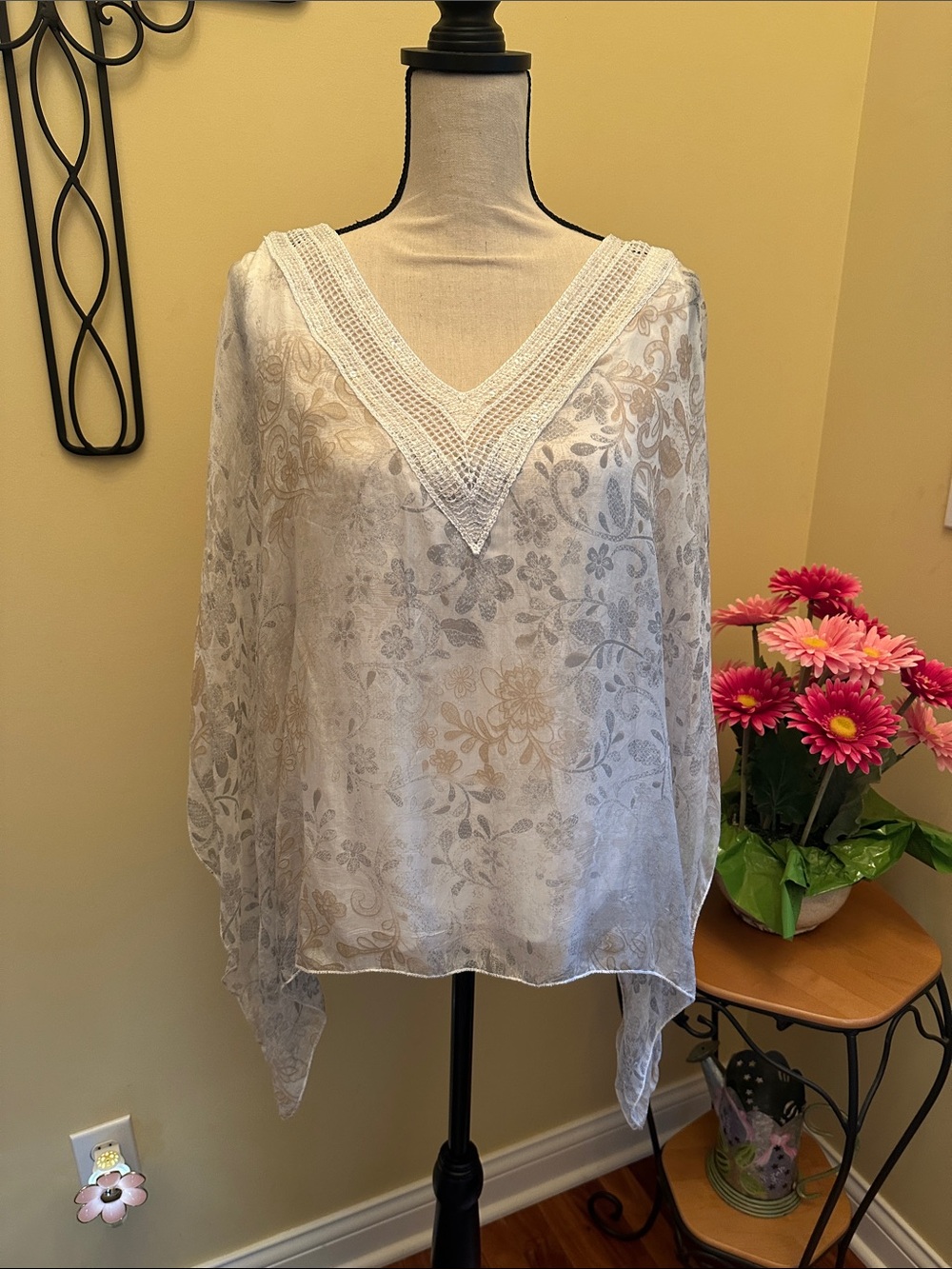 Elegant White Floral Lace V-Neck Tunic Top